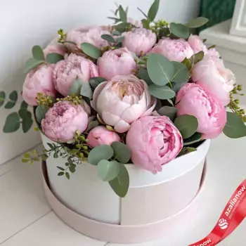 Букет из 15 розовых пионов с эвкалиптом в коробке