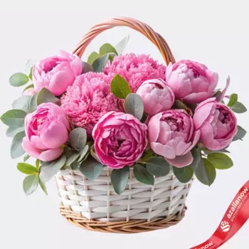 Букет из 15 розовых пионов с эвкалиптом в корзине