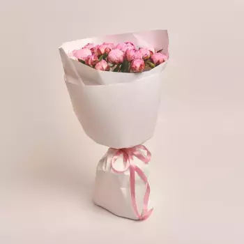 Букет из 15 розовых пионов в белой бумаге