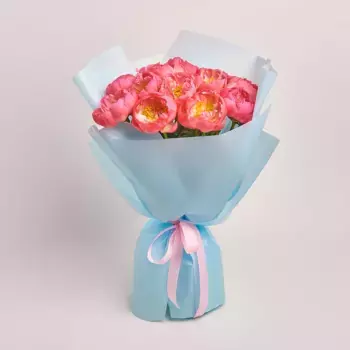 Букет из 15 розовых пионов в голубой пленке