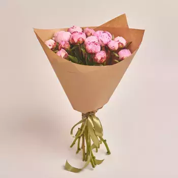 Букет из 15 розовых пионов в крафте