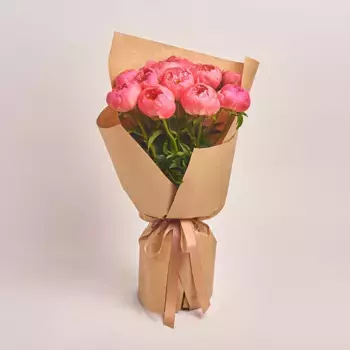 Букет из 15 розовых пионов в крафте с лентой