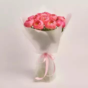 Букет из 15 розовых пионов в пленке