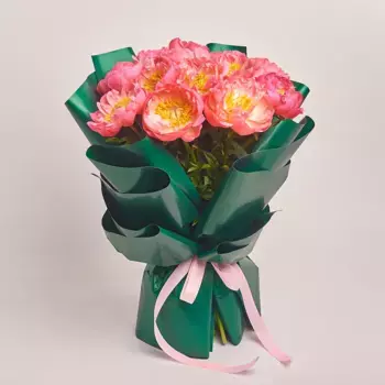 Букет из 15 розовых пионов в зеленой бумаге