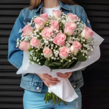 Букет из 15 розовых роз и гипсофил в белой бумаге