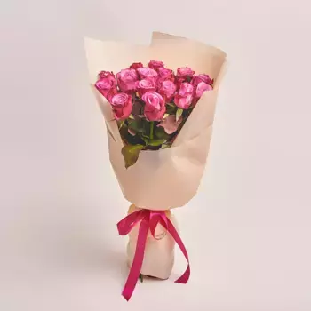 Букет из 15 розовых роз в бежевой пленке