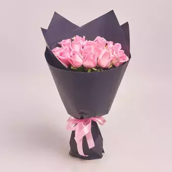 Букет из 15 розовых роз в черной бумаге