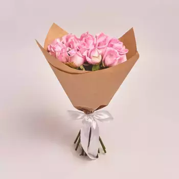 Букет из 15 розовых роз в крафт-бумаге