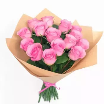 Букет из 15 розовых роз в крафте
