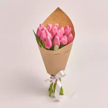Букет из 15 розовых тюльпанов в крафте