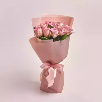 Букет из 15 светло-розовых роз в розовой бумаге