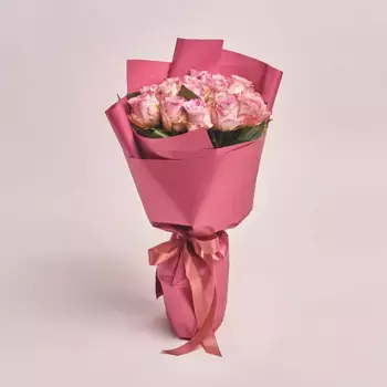 Букет из 15 светло-розовых роз в ярко-розовой бумаге