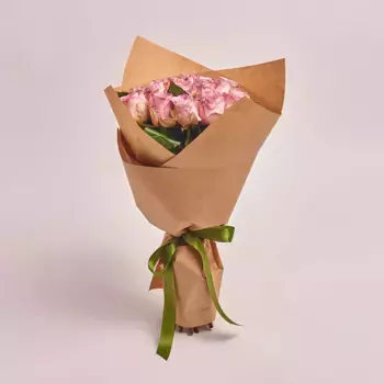 Букет из 15 светло-розовых роз в крафте