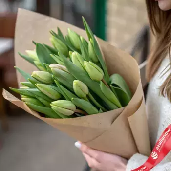 Букет из 15 зеленых тюльпанов в крафте, Россия