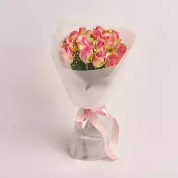 Букет из 15 желто-розовых роз в пленке