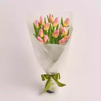 Букет из 15 желто-розовых тюльпанов в пленке