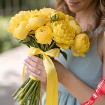 Букет из 15 желтых пионов с лентой, Голландия