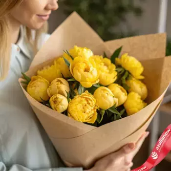 Букет из 15 желтых пионов в крафте, Голландия