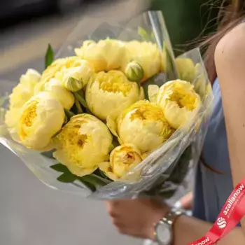 Букет из 15 желтых пионов в пленке, Голландия
