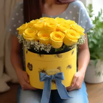 Букет из 15 желтых роз и гипсофил в желтой коробке
