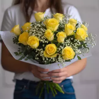 Букет из 15 желтых роз и гипсофил в белой бумаге