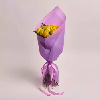Букет из 15 желтых роз в фиолетовой пленке