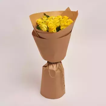 Букет из 15 желтых роз в крафте, 50см