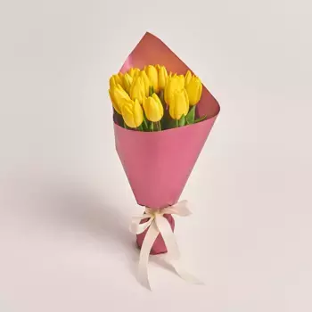 Букет из 15 желтых тюльпанов в розовой бумаге «В подарок»