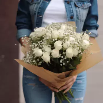 Букет из 17 белых роз и гипсофил «Молодая»