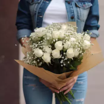 Букет из 17 белых роз и гипсофил в крафте