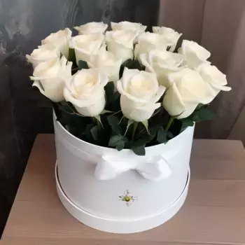 Букет из 17 белых роз в белой коробке