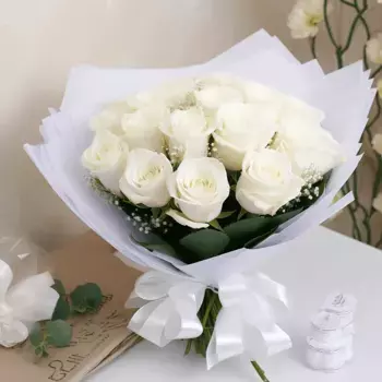 Букет из 17 белых роз в белой бумаге