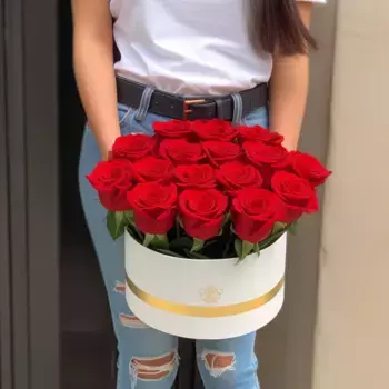 Букет из 17 красных роз в белой коробке