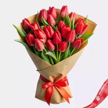 Букет из 17 красных тюльпанов в крафте с лентой