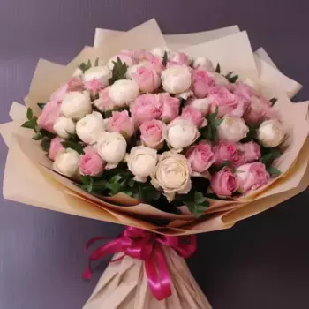 Букет из 17 кустовых пионовидных роз