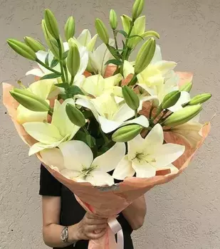 Букет из 17 лилий в крафте