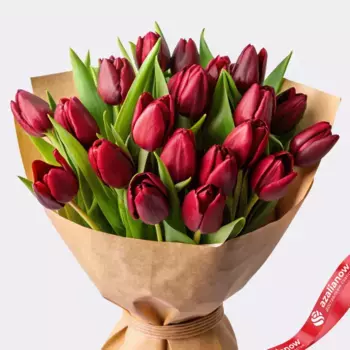 Букет из 17 малиновых тюльпанов в крафте