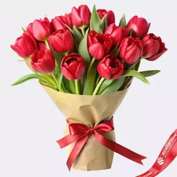 Букет из 17 пионовидных красных тюльпанов в крафте