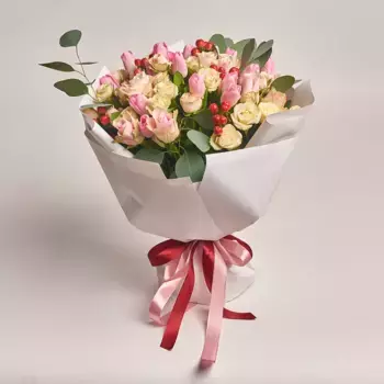 Букет из 17 роз и 15 тюльпанов в белой бумаге