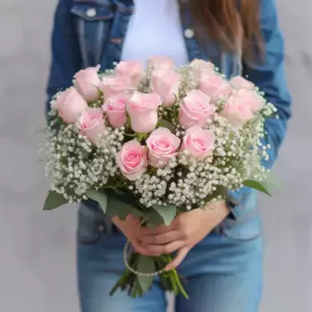 Букет из 17 розовых роз и гипсофил