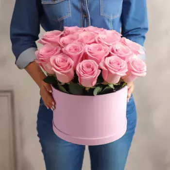 Букет из 17 розовых роз в розовой коробке