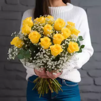 Букет из 17 желтых роз и гипсофил