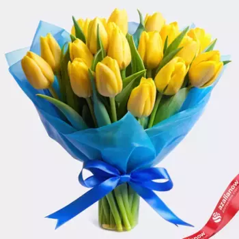 Букет из 17 желтых тюльпанов в голубой пленке