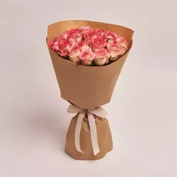Букет из 19 бело розовых роз в крафте