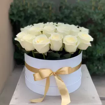 Букет из 19 белых роз в белой коробке