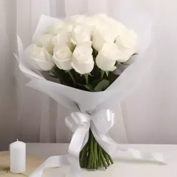 Букет из 19 белых роз в белой бумаге