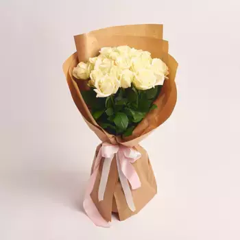 Букет из 19 белых роз в крафте