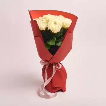 Букет из 19 белых роз в оранжевой бумаге