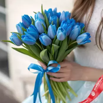 Букет из 19 голубых тюльпанов с голубой лентой, Россия