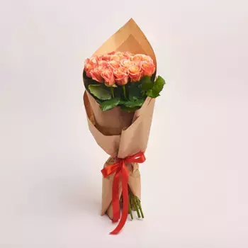 Букет из 19 коралловых роз в крафте
